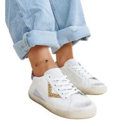 Białe sneakersy z efektem ,,znoszenia'' Gombola. Białe trampki bez wzorów, z gumy, bez zapięcia. Za 101.26 zł.
