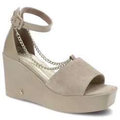 Sandały damskie Carinii, zamszowa cholewka o miękkiej strukturze odkryty nosek z ozdobnym łańcuszkiem regulowany pasek, beżowe, B7882-R88-R46-000-F06. Brązowe sandały Carinii, bez wzorów, ze skóry, bez obcasa, na koturnie, bez zapięcia. Za 269.00 zł.