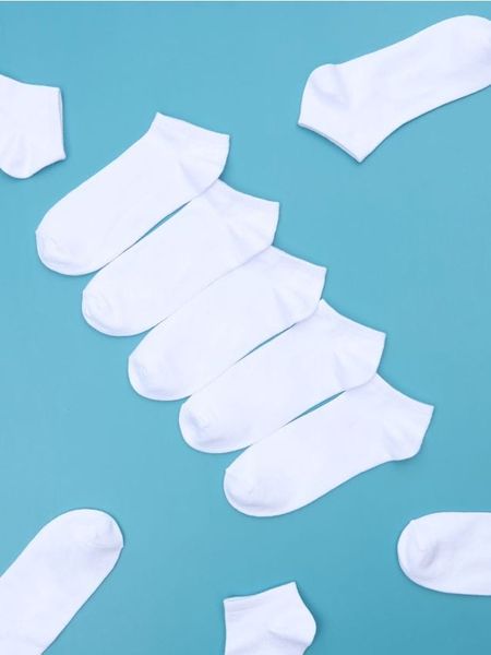 Skarpetki 5 pack - biały. Białe skarpety Sinsay, bez wzorów. Za 9.99 zł.