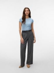 Vero Moda Koszulka w kolorze błękitnym rozmiar: XS. Niebieskie bluzki Vero Moda, s, bez wzorów, z materiału, klasyczne, bez kołnierzyka, bez ramiączek. Za 69.99 zł.