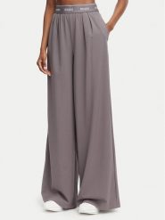 Guess Spodnie dresowe V6GB08 W1771 Szary Relaxed Fit. Szare spodnie dresowe Guess, xl, z aplikacjami, z dresówki. Za 344.99 zł.