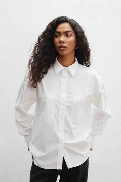 Koszula o prostym kroju w kolorze WHITE CREAM - SNOFFI. Białe koszule Marsala, m, bez wzorów, z bawełny, eleganckie, bez kołnierzyka, bez ramiączek. Za 399.90 zł.