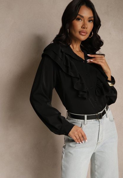 Czarna Koszula Ozdobiona Falbaną Kornella. Czarne koszule Renee, bez wzorów, z jeansu, eleganckie, bez kołnierzyka, bez ramiączek. Za 69.99 zł.