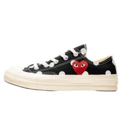 Buty do chodzenia dla dorosłych Converse Comme des Garçons Low Noir à pois. Czarne trampki Converse, bez wzorów, bez zapięcia. W wyprzedaży za 1,512.05 zł.