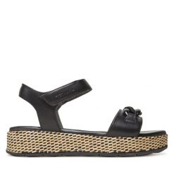 Sandały Tamaris. Czarne sandały Tamaris, bez wzorów, bez obcasa, na koturnie, bez zapięcia. Za 379.99 zł.