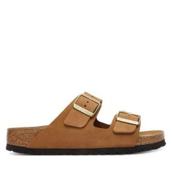 Klapki Birkenstock. Brązowe klapki Birkenstock, bez wzorów, bez obcasa. Za 549.99 zł.