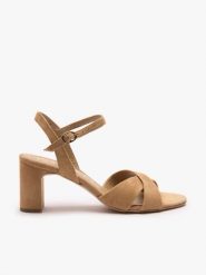 Beżowe sandały na obcasie. Brązowe sandały Ryłko, bez wzorów, z gumy, z okrągłym noskiem, bez obcasa, na obcasie, bez zapięcia. Za 379.99 zł.