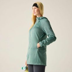 Bluza damska Bloomfield Long Line Fill z kapturem i zamkiem błyskawicznym. Zielone bluzy Regatta, bez wzorów, z dzianiny, z kapturem. Za 349.99 zł.
