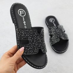 Klapki damskie z cyrkoniami czarne Filippo DK6973. Czarne klapki Filippo, bez wzorów, z tkaniny, bez obcasa. Za 107.99 zł.