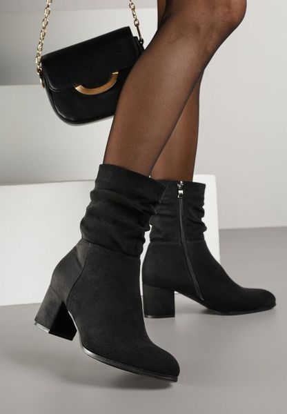 Czarne Botki Vices z Imitacji Zamszu na Słupku z Marszczoną Cholewką Ativitte. Czarne botki Born2be, bez wzorów, bez obcasa, na obcasie, bez zapięcia. Za 124.99 zł.