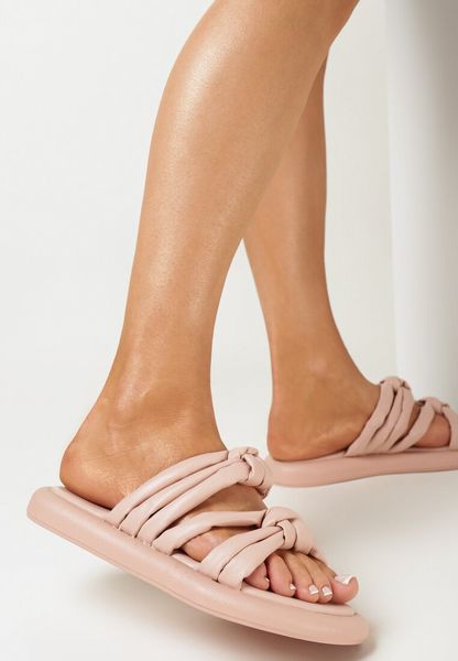 Różowe Płaskie Klapki Ozdobione Supełkami Albe. Czerwone klapki Born2be, bez wzorów, bez obcasa, na płaskiej podeszwie. Za 49.99 zł.