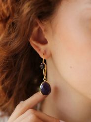 L'Atelier de Gaia Pozłacane kolczyki-półkreole z ametystami rozmiar: onesize. Różowe kolczyki L'Atelier de Gaia, z ametystem, pozłacane. Za 83.03 zł.