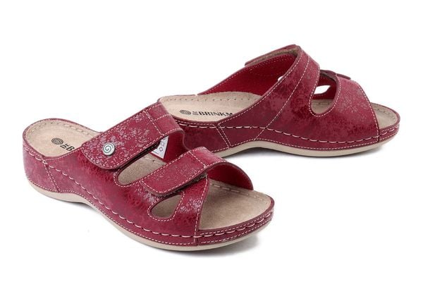 DR. BRINKMANN 700738-41 bordeaux, klapki damskie. Czerwone klapki Dr. Brinkmann, bez wzorów, bez obcasa. Za 199.90 zł.