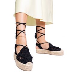 Czarne sandały espadryle plecione. Czarne sandały w ażurowe wzory, z tkaniny, eleganckie, z okrągłym noskiem, bez obcasa, na platformie, bez zapięcia. Za 126.62 zł.