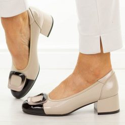 Beżowe czółenka damskie na obcasie Potocki 12807. Brązowe czółenka POTOCKI, z aplikacjami, z lakierowanej skóry, z okrągłym noskiem, bez obcasa, na obcasie, bez zapięcia. Za 199.00 zł.