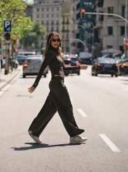 4F Spodnie z szerokimi nogawkami damskie 4F x Anna Lewandowska - brązowe XL. Brązowe spodnie dresowe 4f, l, bez wzorów, z dresówki. Za 189.99 zł.