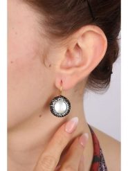 Pierres delicates Pozłacane kolczyki z masą perłową rozmiar: onesize. Białe kolczyki Pierres delicates, z cyrkonią, pozłacane, z zapięciem typu bigiel. Za 105.14 zł.