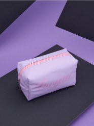 Kosmetyczka - fioletowy. Fioletowe kufry i kosmetyczki Sinsay, bez wzorów, bez dodatków. Za 12.99 zł.