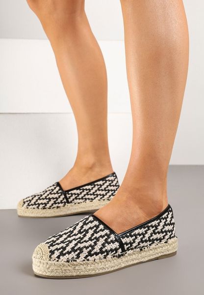 Czarne Espadryle z Plecionym Sznurkiem Nimiorra. Czarne espadryle Renee, bez wzorów, bez obcasa, na płaskiej podeszwie, bez zapięcia. Za 79.99 zł.