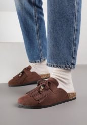 Brązowe Klapki Mule z Imitacji Zamszu Zdobione Koralikami i Frędzlami Elwedena. Brązowe klapki Born2be, z aplikacjami, z jeansu, bez obcasa, na płaskiej podeszwie. Za 79.99 zł.