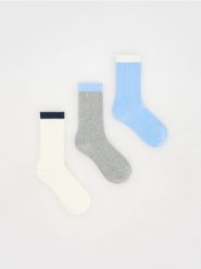 Skarpetki z bawełną 3 pack - jasnoniebieski. Niebieskie skarpety Reserved, bez wzorów, z bawełny. W wyprzedaży za 17.99 zł.