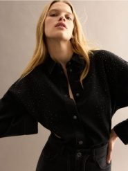 Jeansowa koszula z aplikacją - czarny. Czarne koszule Reserved, l, z aplikacjami, z bawełny, bez kołnierzyka, bez ramiączek. W wyprzedaży za 119.99 zł.