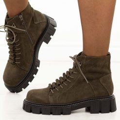 Khaki skórzane botki damskie DiA 52-884. Brązowe botki DiA, na jesień, bez wzorów, z jeansu, z okrągłym noskiem, bez obcasa, bez zapięcia. Za 369.00 zł.