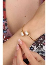 Pierres delicates Pozłacana bransoletka z perłami rozmiar: onesize. Białe bransoletki Pierres delicates, z perłą, pozłacane. Za 95.92 zł.