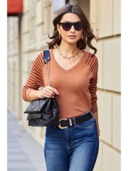 Milan Kiss Sweter w kolorze karmelowym rozmiar: M. Brązowe swetry Milan Kiss, m, bez wzorów, bez ramiączek. Za 100.99 zł.