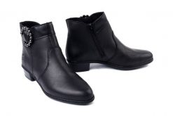 RIEKER Y0797-00 black, botki damskie. Czarne botki Rieker, bez wzorów, bez obcasa, na obcasie, bez zapięcia. Za 379.90 zł.