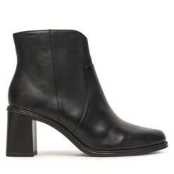 Botki Tamaris. Czarne botki Tamaris, bez wzorów, bez obcasa, na słupku, bez zapięcia. Za 489.99 zł.