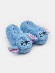 Kapcie ze sztucznym futerkiem i elementami 3D Lilo & Stitch - niebieski. Niebieskie obuwie domowe Sinsay, bez wzorów, bez zapięcia. Za 39.99 zł.