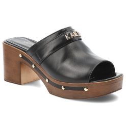 Klapki damskie Karino, skóra naturalna wsuwany fason odkryty nosek szeroki pasek z metalowym logo gruba drewniana platforma, czarne, 6008/076-P. Czarne klapki Karino, bez wzorów, ze skóry, bez obcasa, na obcasie. Za 509.00 zł.