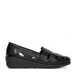 Półbuty Rieker. Czarne czółenka Rieker, bez wzorów, bez obcasa, na koturnie, bez zapięcia. Za 349.99 zł.