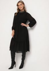 Czarna Sukienka z Gumką w Talii Ozdobiona Aplikacjami przy Dekolcie Lilirae. Czarne sukienki Born2be, na imprezę, na lato, l, z aplikacjami, eleganckie, bez kołnierzyka, bez ramiączek, midi, kopertowe. Za 99.99 zł.