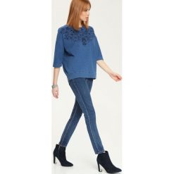BLUZA NIEROZPINANA DAMSKA Z NADRUKIEM. Niebieskie bluzy TOP SECRET, z aplikacjami, bez ramiączek. W wyprzedaży za 49.99 zł.