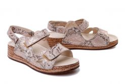 HELIOS KOMFORT 138 ecru, sandały damskie. Brązowe sandały HELIOS KOMFORT, bez wzorów, ze skóry, bez obcasa, na koturnie, bez zapięcia. Za 254.90 zł.