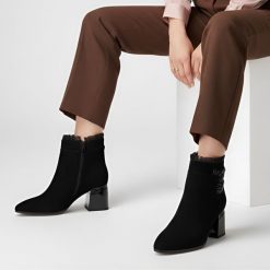 Botki damskie S. Barski, zamszowe na słupku i z materiałowym wnętrzem, czarne, MR52-127. Czarne botki S.BARSKI, z aplikacjami, z lakierowanej skóry, bez obcasa, na obcasie, bez zapięcia. Za 339.99 zł.