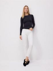 Jeansy slim fit ze średnim stanem - złamana biel. Jeansy Reserved, bez wzorów. W wyprzedaży za 39.99 zł.