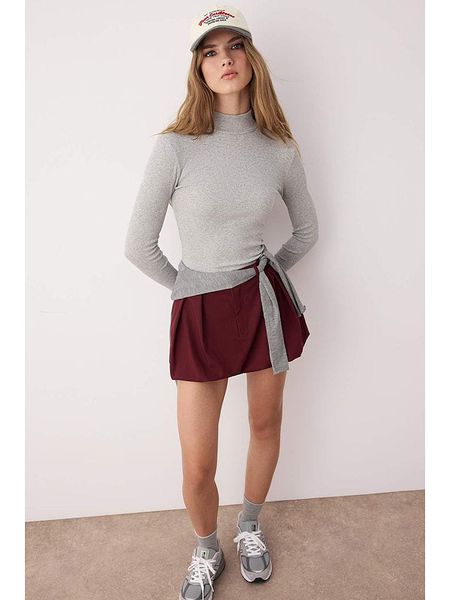 Trendyol Koszulka w kolorze jasnoszarym rozmiar: M. Szare bluzki Trendyol, m, bez wzorów, z bawełny, bez kołnierzyka, bez ramiączek. Za 52.42 zł.