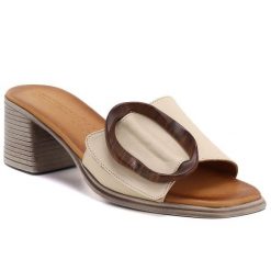 Skórzane klapki damskie na obcasie beżowe T.Sokolski L26-761. Brązowe klapki T.Sokolski, bez wzorów, ze skóry, bez obcasa, na obcasie. Za 269.99 zł.