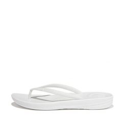 Klapki damskie FitFlop Iqushion. Białe klapki FIT FLOP, bez wzorów, bez obcasa. Za 190.00 zł.