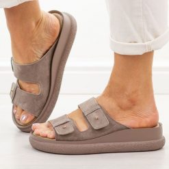 Skórzane apricot klapki damskie Vinceza 66916. Pomarańczowe klapki VINCEZA, bez wzorów, z jeansu, bez obcasa, na platformie. Za 219.00 zł.