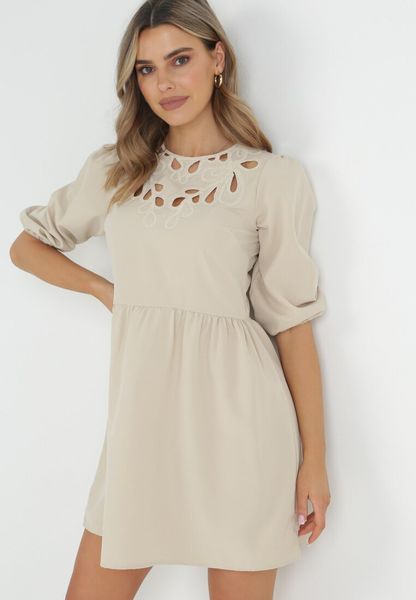 Beżowa Taliowana Sukienka Mini z Ażurowymi Wycięciami Przy Dekolcie Chesine. Brązowe sukienki Born2be, na imprezę, na lato, s, w ażurowe wzory, bez kołnierzyka, bez ramiączek, mini. Za 139.99 zł.