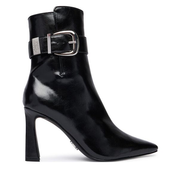 Botki Steve Madden. Czarne botki Steve Madden, bez wzorów, bez obcasa, na słupku, bez zapięcia. Za 689.99 zł.