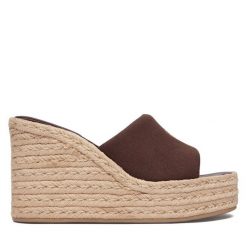 Klapki Calvin Klein. Brązowe klapki Calvin Klein, bez wzorów, bez obcasa. Za 357.99 zł.