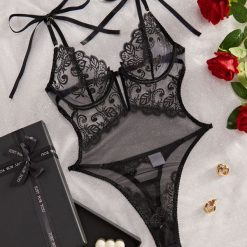 Body koronkowe na romantyczne wieczory Ludwina. Czarne body Intica, l, bez wzorów, z koronki. Za 149.00 zł.