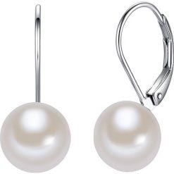 Kolczyki z perłą w kolorze białym. Białe kolczyki The Pacific Pearl Company, Nova Pearls Copenhagen, z perłą, srebrne, z zapięciem typu bigiel. W wyprzedaży za 175.95 zł.