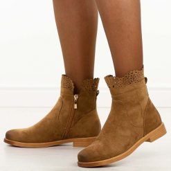 Brązowe zamszowe botki damskie Potocki 12750. Brązowe botki POTOCKI, na jesień, w ażurowe wzory, z dzianiny, z okrągłym noskiem, bez obcasa, na płaskiej podeszwie, bez zapięcia. Za 219.00 zł.