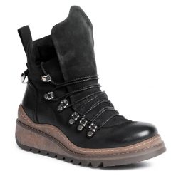 Botki QUAZI. Czarne botki QUAZI, bez wzorów, bez obcasa, na koturnie, bez zapięcia. Za 439.99 zł.